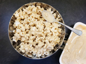 Cookie butter popcorn recipe from @bijouxandbits