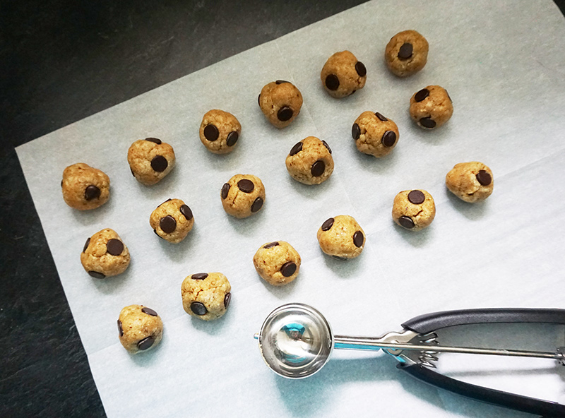 Chocolate chip cookie dough truffles from @bijouxandbits