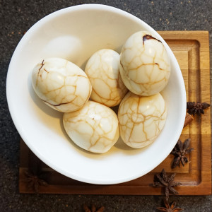 Marbled hard boiled dinosaur eggs from @bijouxandbits