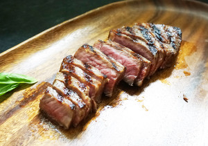 Pan-seared New York strip steak recipe from @bijouxandbits