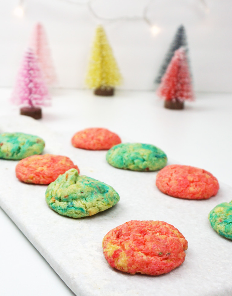 Easy Christmas confetti cookies from @bijouxandbits | Bijoux & Bits