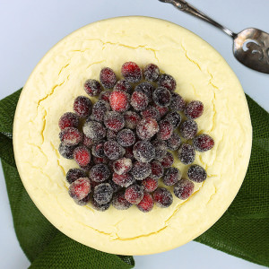 Orange cheesecake with sugared cranberries from @bijouxandbits