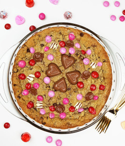 Candy loaded cookie pie recipe from @bijouxandbits #cookies #valentinesday