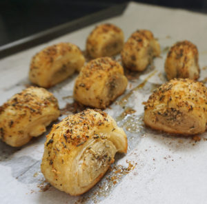 Garlic Parmesan puffs | Bijoux & Bits