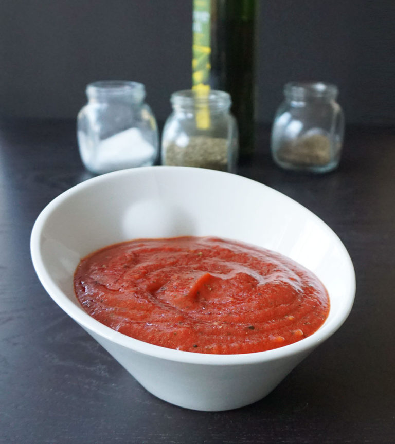 Easy homemade pizza sauce | Bijoux & Bits