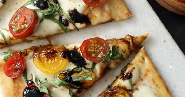 Caprese flatbread recipe from @bijouxandbits